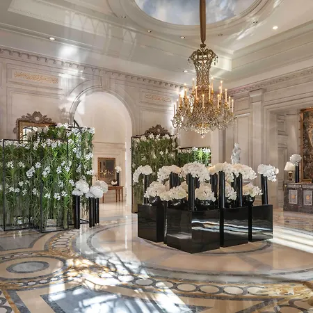 Отель Four Seasons George V Париж